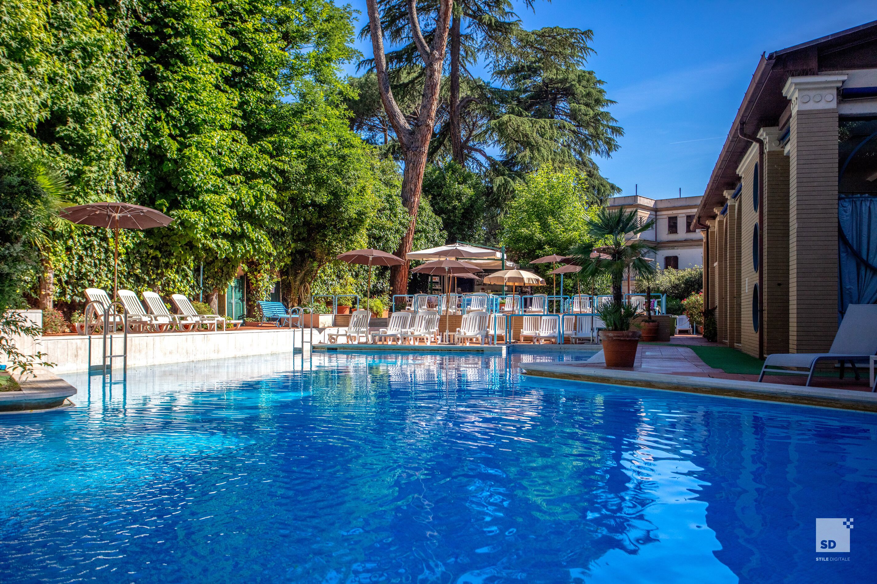 Sesongbasert utendørsbasseng, bassengparasoller og solsenger