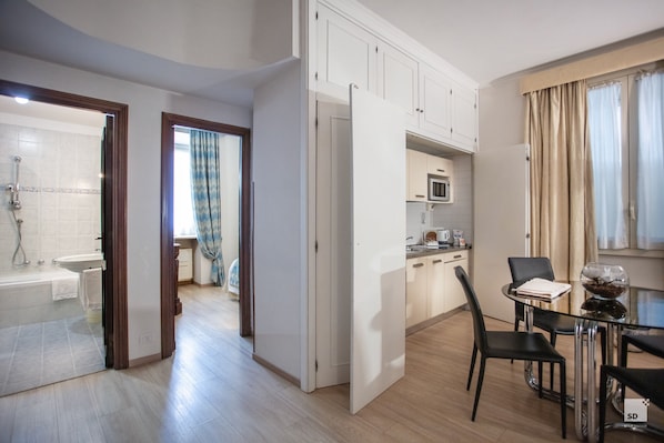 Suite Junior | Literie de qualité supérieure, couette en duvet d'oie, minibar