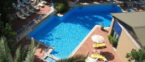 Piscina stagionale all'aperto, ombrelloni da piscina, lettini