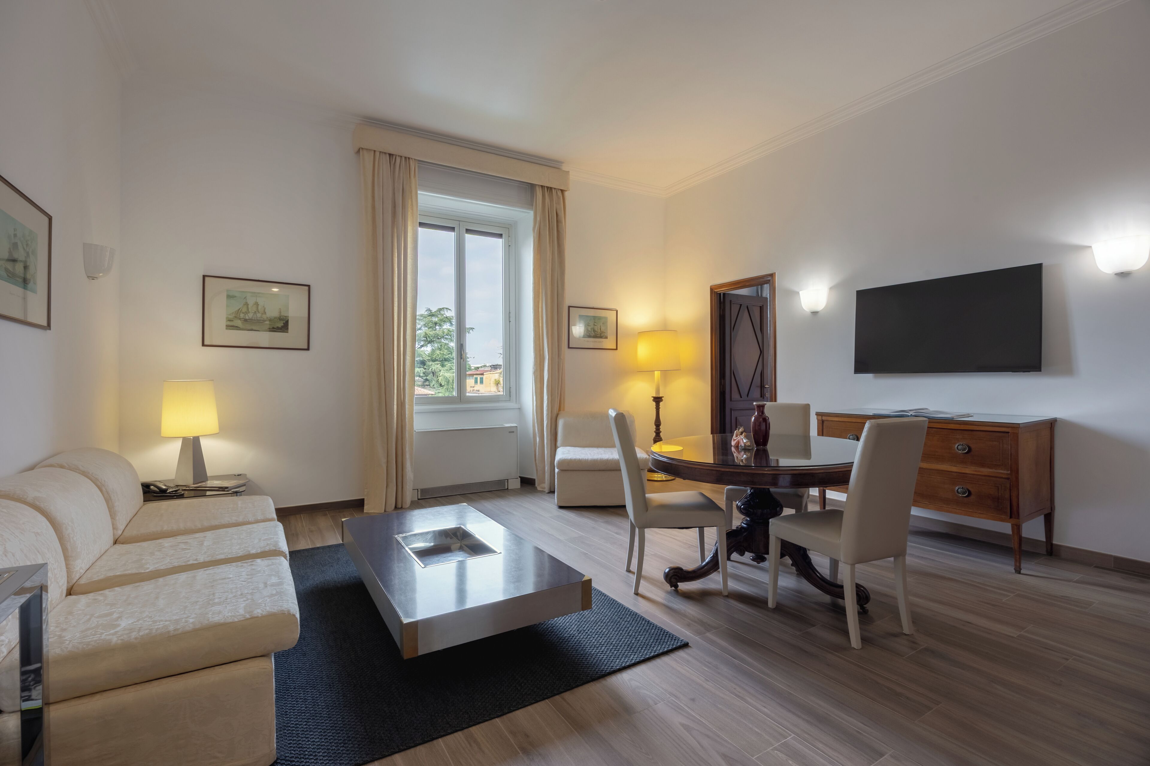 Suite júnior | Roba de llit d'alta qualitat, cobrellits i minibar 