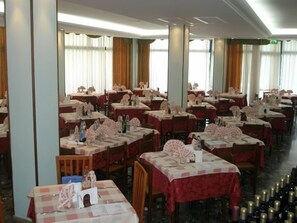 Breakfast, lunch, dinner served; local cuisine  - Hotel American (Jesolo)