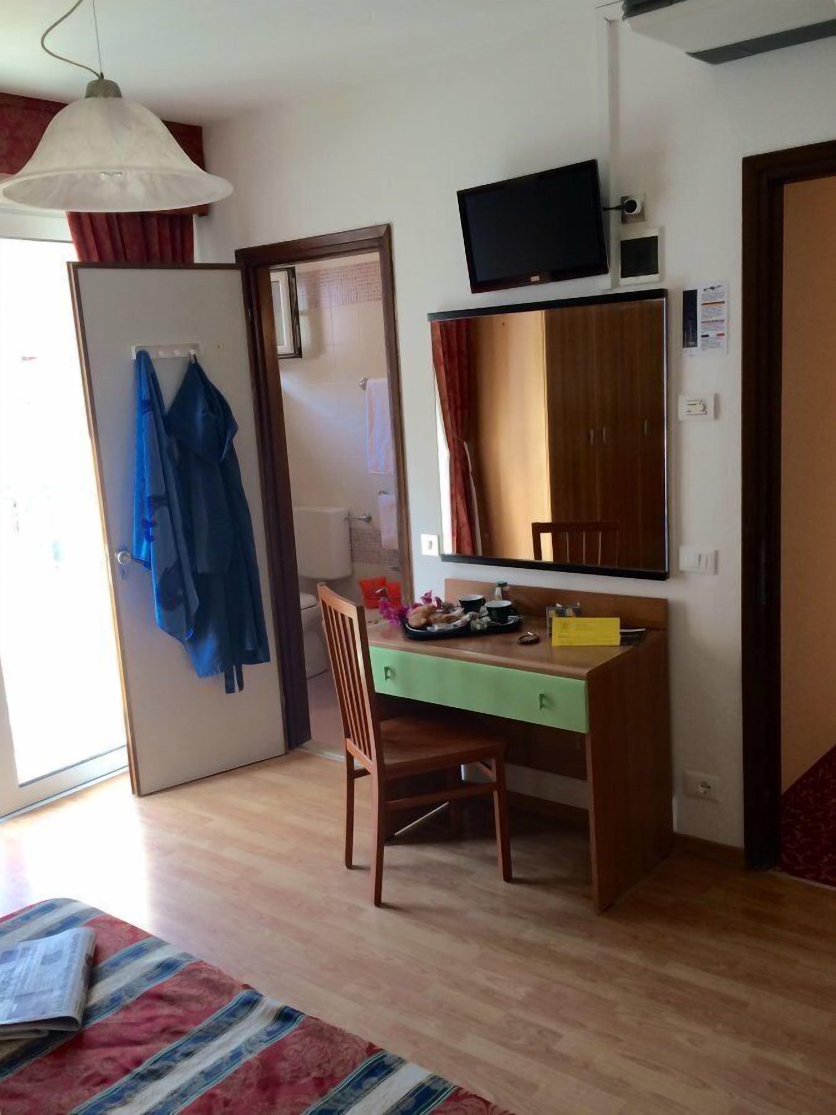 triple room | in-room safe, desk, soundproofing, cots/infant beds