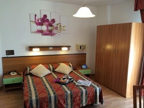 Double Room | In-room safe, desk, soundproofing, cribs/infant beds - Hotel American (Jesolo)