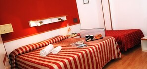 Triple Room | In-room safe, desk, soundproofing, cribs/infant beds - Hotel American (Jesolo)
