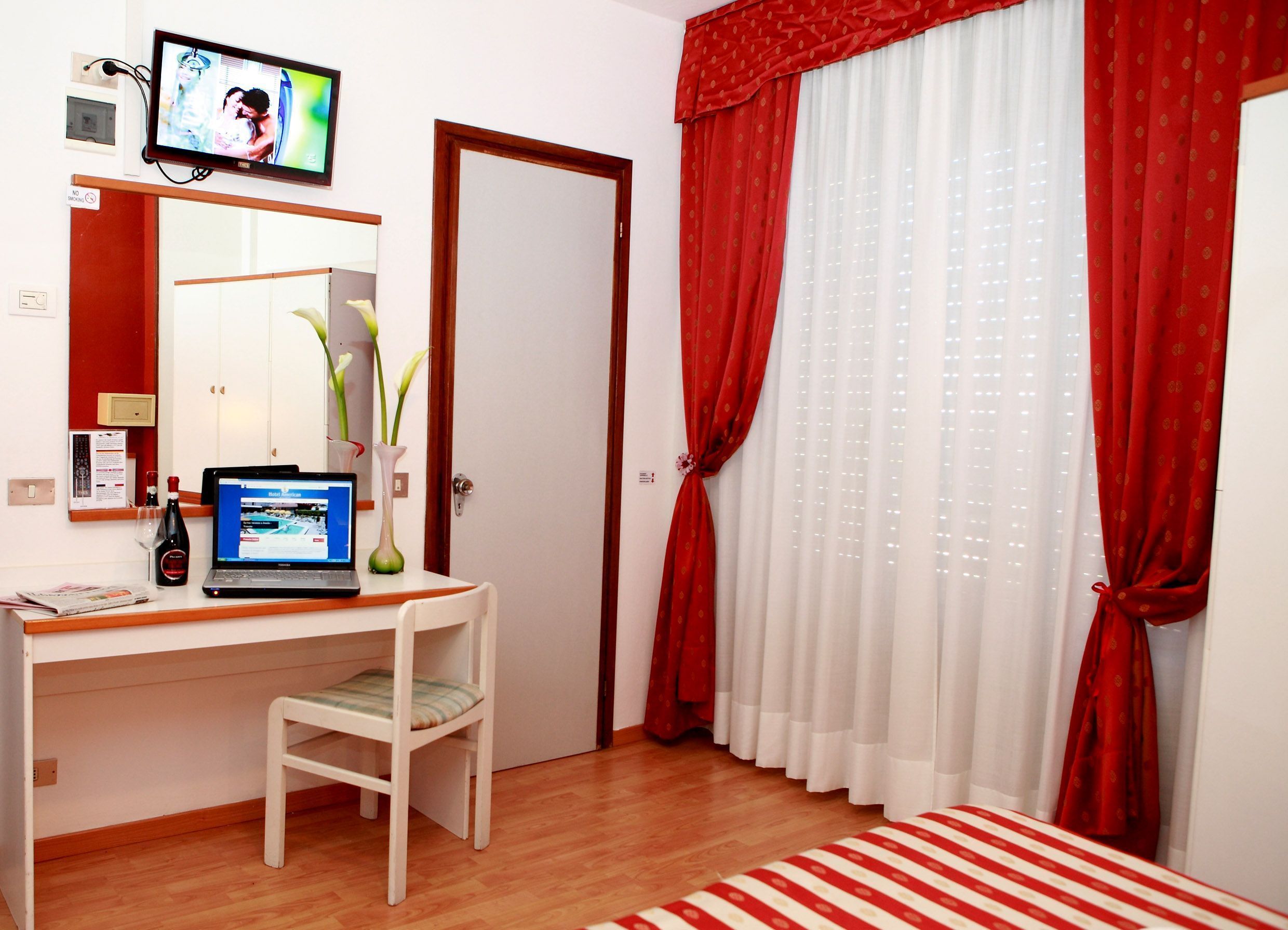 triple room | in-room safe, desk, soundproofing, cots/infant beds