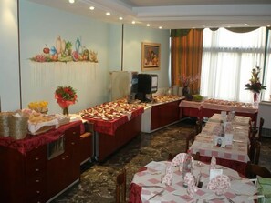 Free daily buffet breakfast