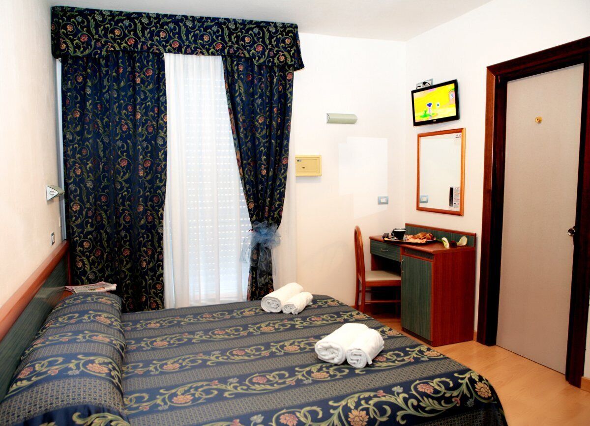 double room | in-room safe, desk, soundproofing, cots/infant beds