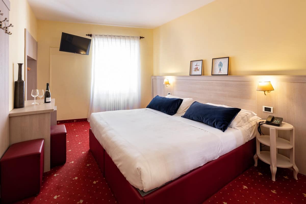 In-room safe, desk, soundproofing, WiFi (free)