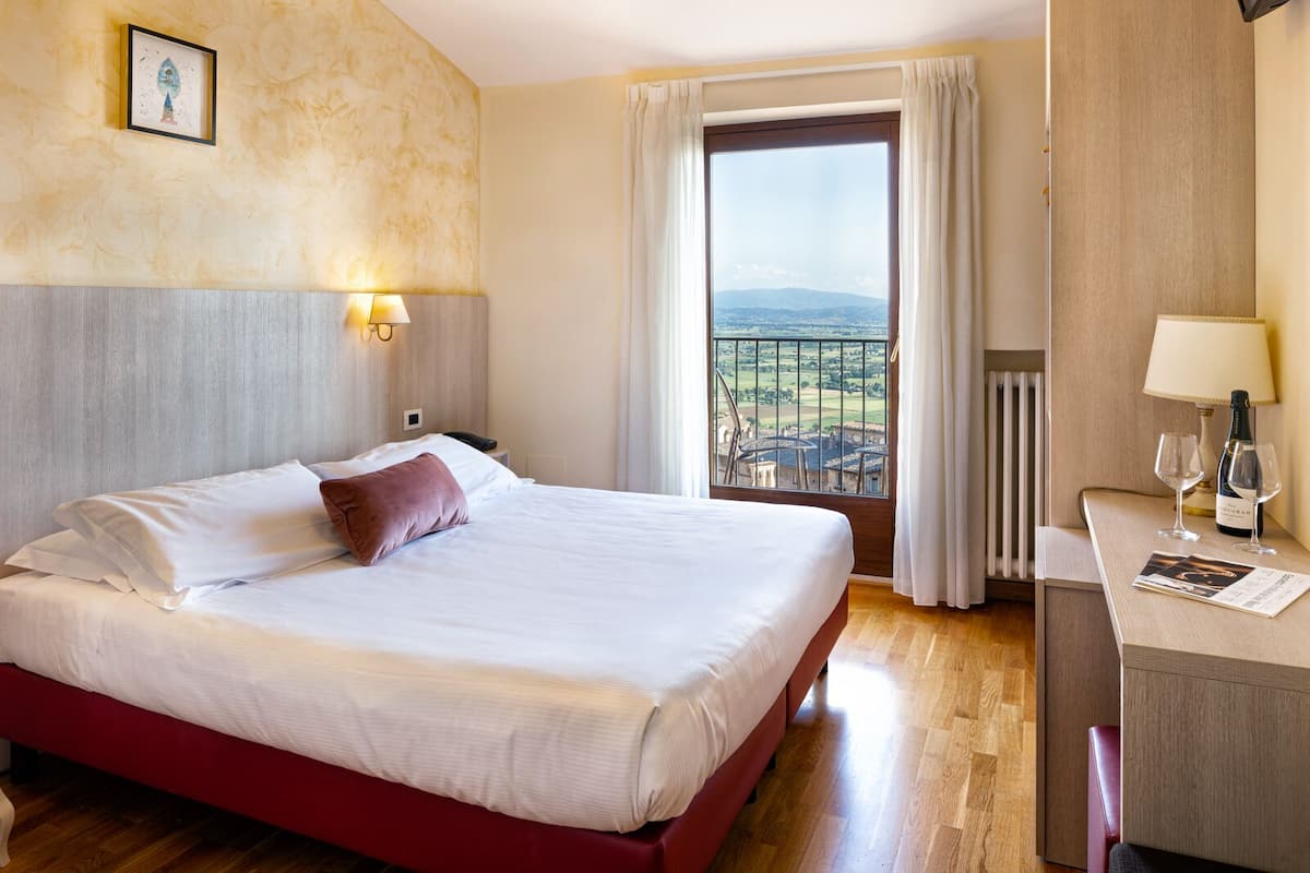In-room safe, desk, soundproofing, WiFi (free)