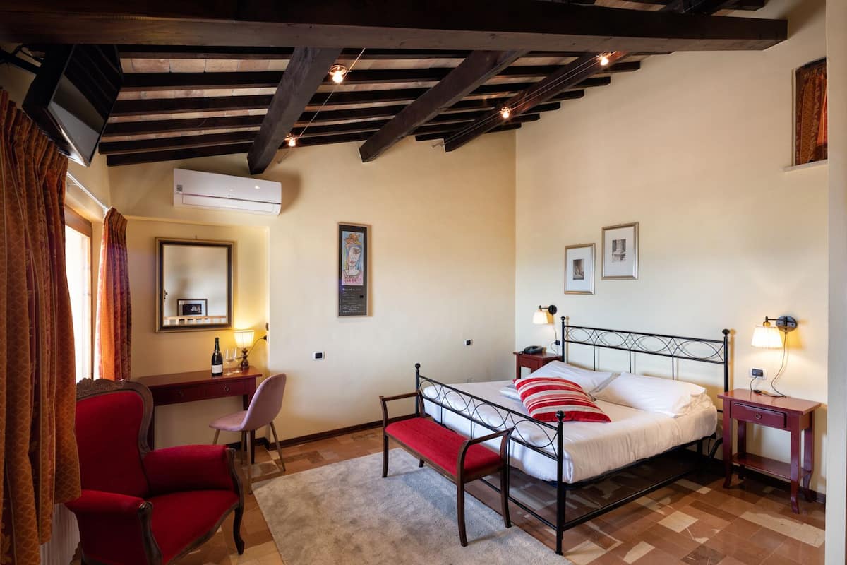 In-room safe, desk, soundproofing, WiFi (free)