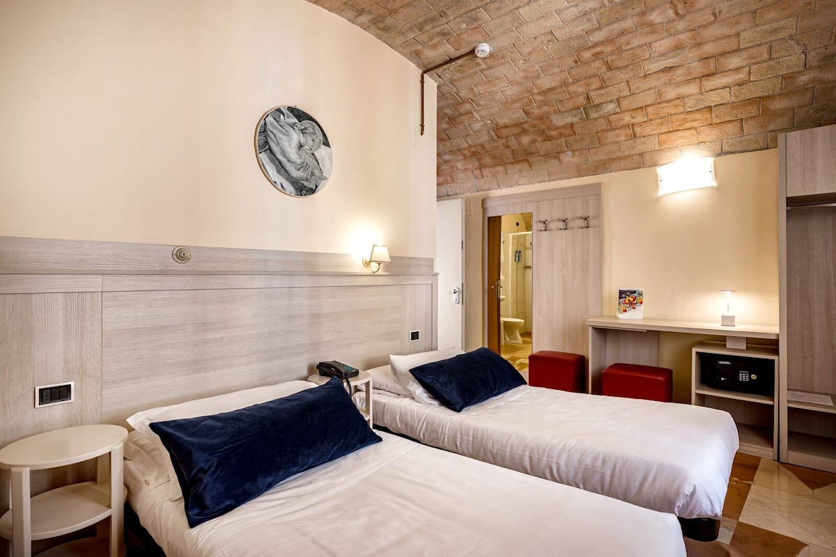 In-room safe, desk, soundproofing, WiFi (free)