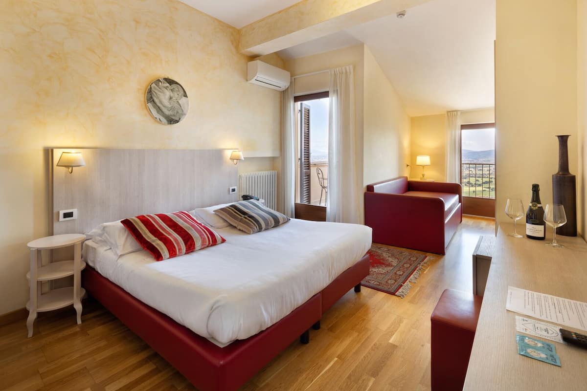 In-room safe, desk, soundproofing, WiFi (free)