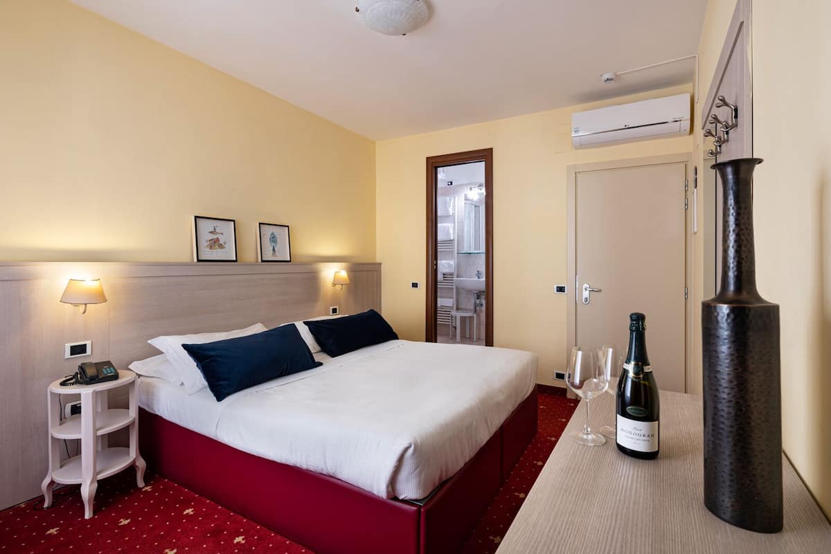 In-room safe, desk, soundproofing, WiFi (free)