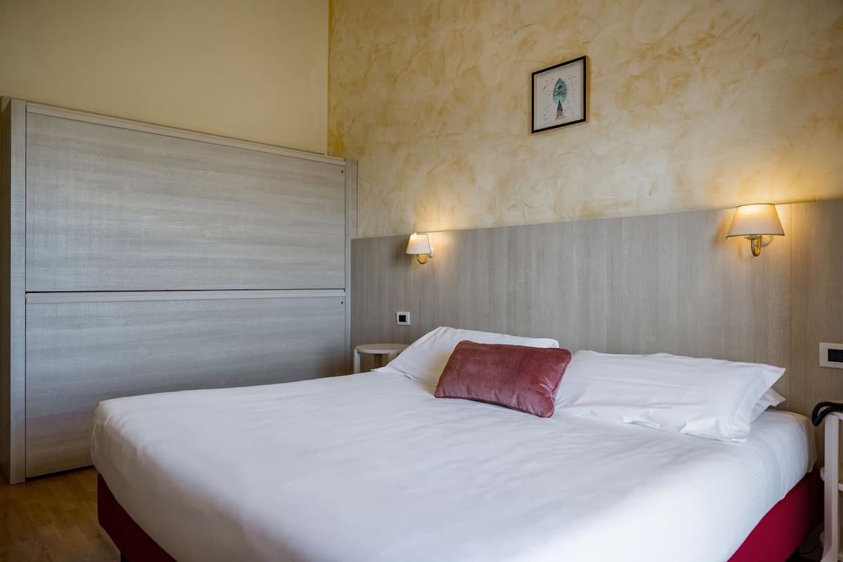 In-room safe, desk, soundproofing, WiFi (free)