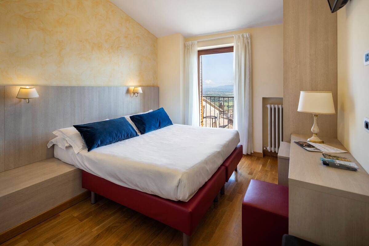 Superior Double or Twin Room | In-room safe, desk, soundproofing, WiFi (free)