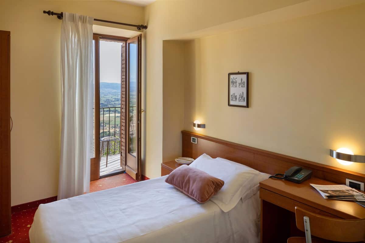 Superior Single Room | In-room safe, desk, soundproofing, WiFi (free)