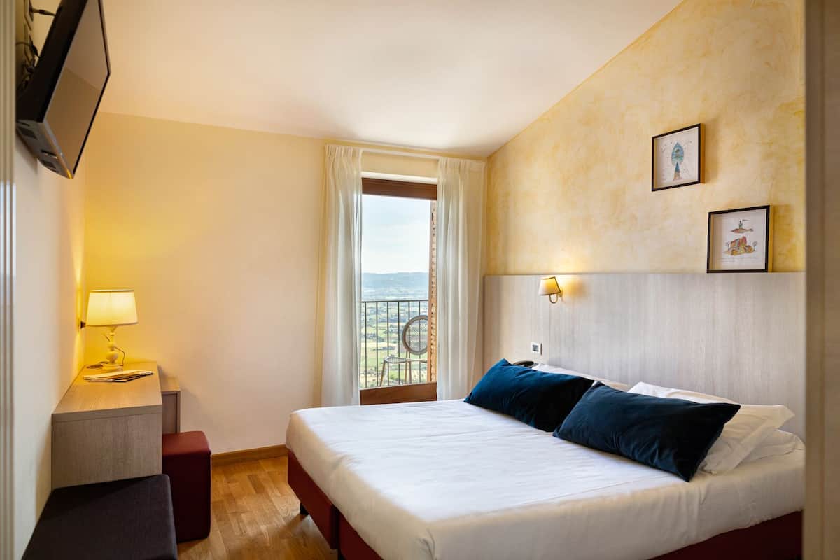 In-room safe, desk, soundproofing, WiFi (free)