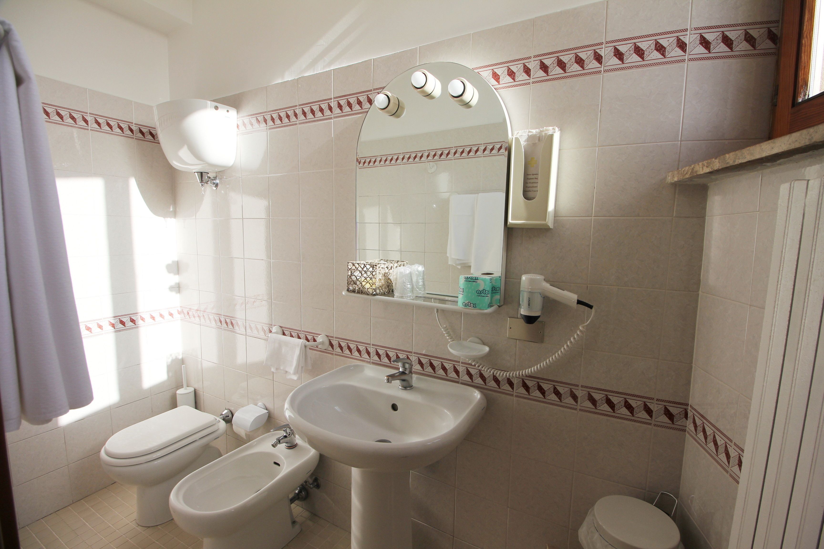 triple room | bathroom | free toiletries, hair dryer, bidet, towels