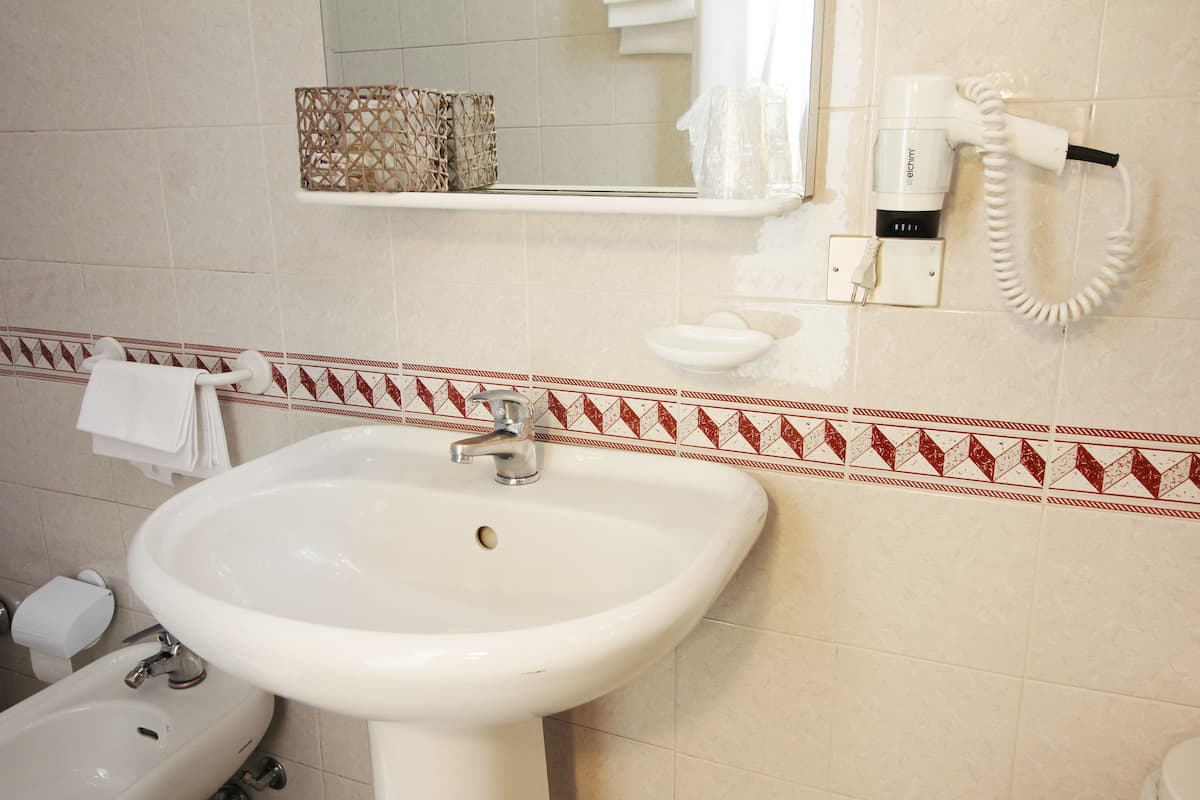 double room | bathroom | free toiletries, hair dryer, bidet, towels