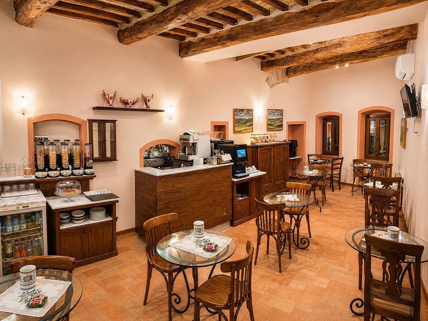 Un restaurante con vigas de madera, una zona de bufé y varias mesas y sillas.