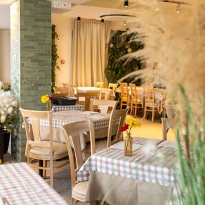 Breakfast, lunch, dinner served; Italian cuisine  - Hotel Jesulum (Jesolo)