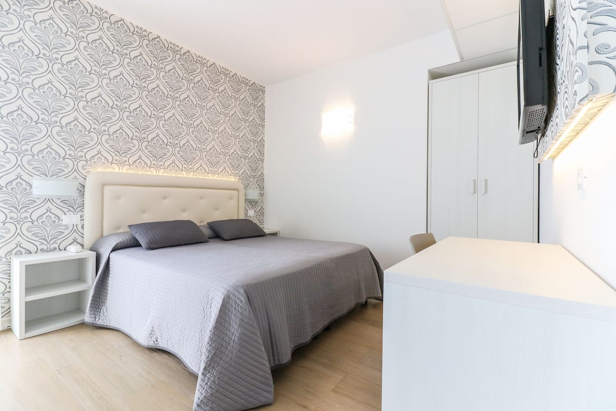 Comfort Double Room | In-room safe, desk, WiFi (free), bed sheets