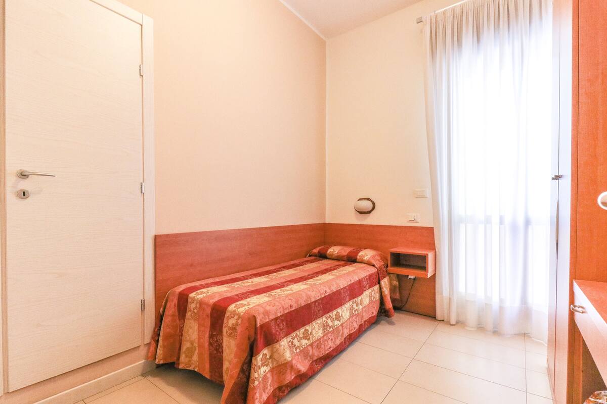 Single Room | In-room safe, desk, WiFi (free), bed sheets