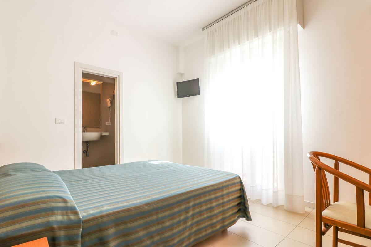 In-room safe, desk, WiFi (free), bed sheets