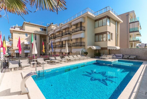 حمّام سباحة خارجي موسمي، مظلات على حمّام السباحة، مقاعد للتشمس