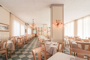 Frokost, lunsj og middag serveres