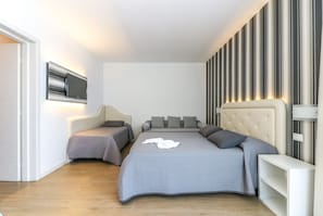 Firemannsrom – comfort | Safe på rommet, skrivebord, wi-fi (inkludert) og sengetøy