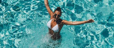 Außenpool (je nach Saison geöffnet), Sonnenschirme, Liegestühle