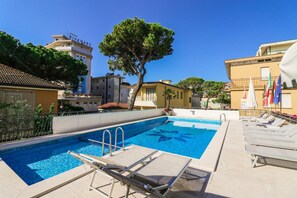Seasonal outdoor pool, pool umbrellas, pool loungers - Hotel Jesulum (Jesolo)