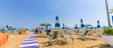 Plage à proximité, chaises longues, parasols
