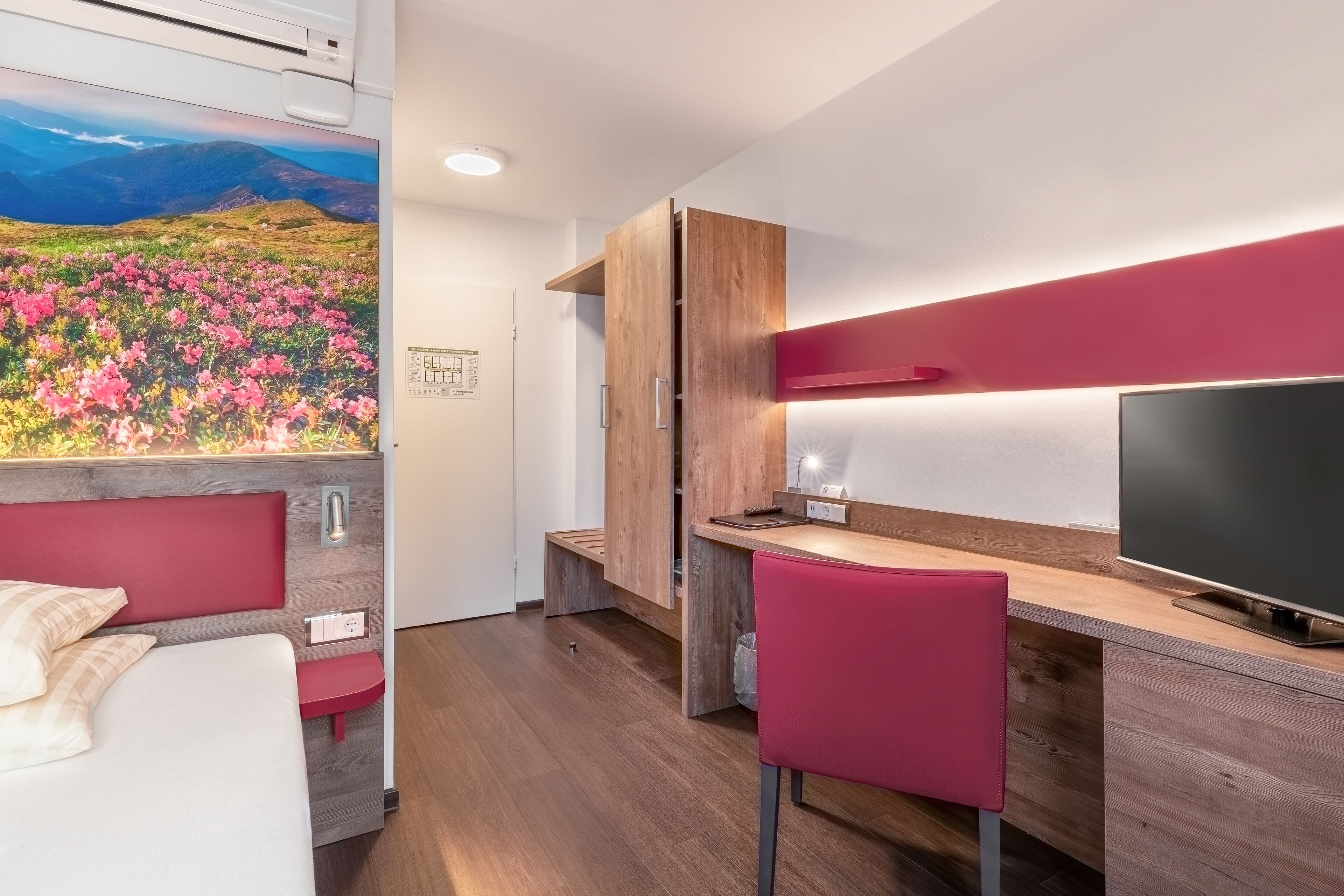 single room | individually decorated, individually furnished, desk, iron/ironing board