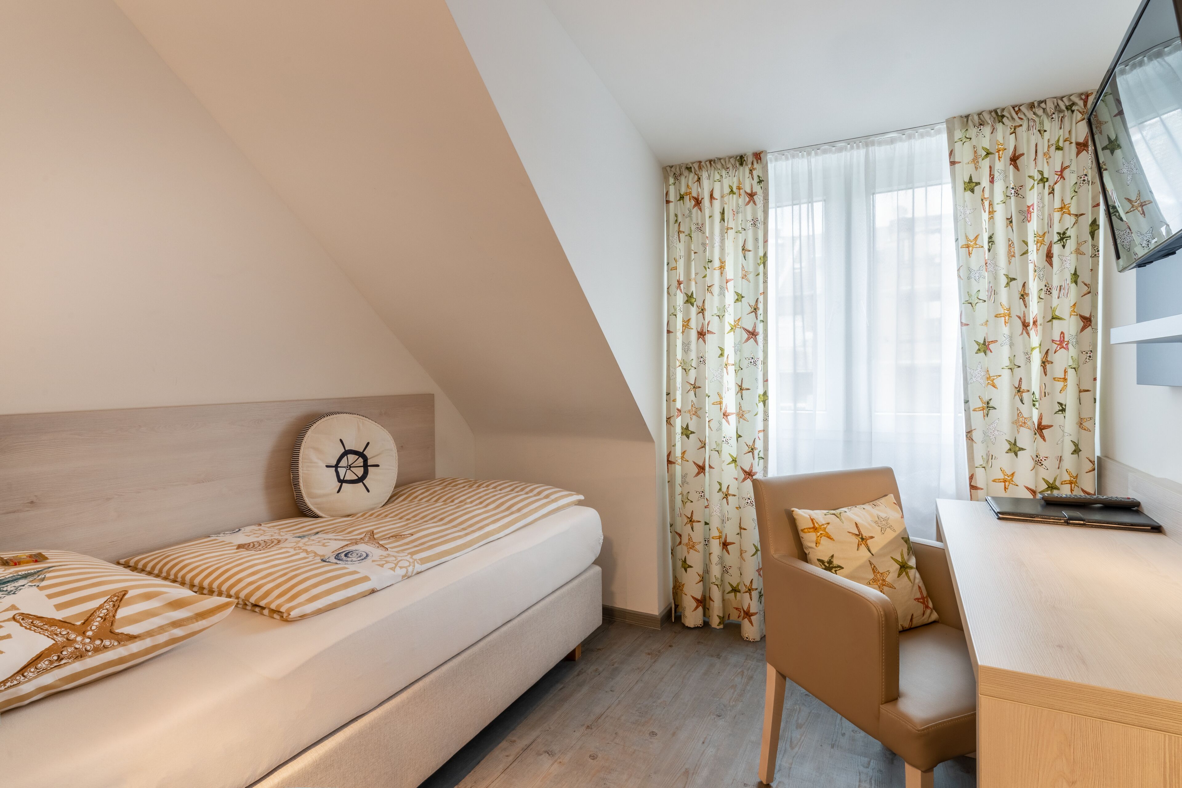 single room | individually decorated, individually furnished, desk, iron/ironing board