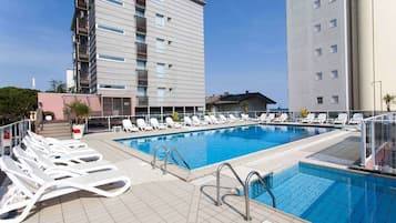 Außenpool (je nach Saison geöffnet), Sonnenschirme, Liegestühle