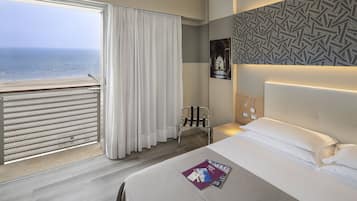 Safe på rommet, skrivebord, blendingsgardiner og wi-fi (inkludert)