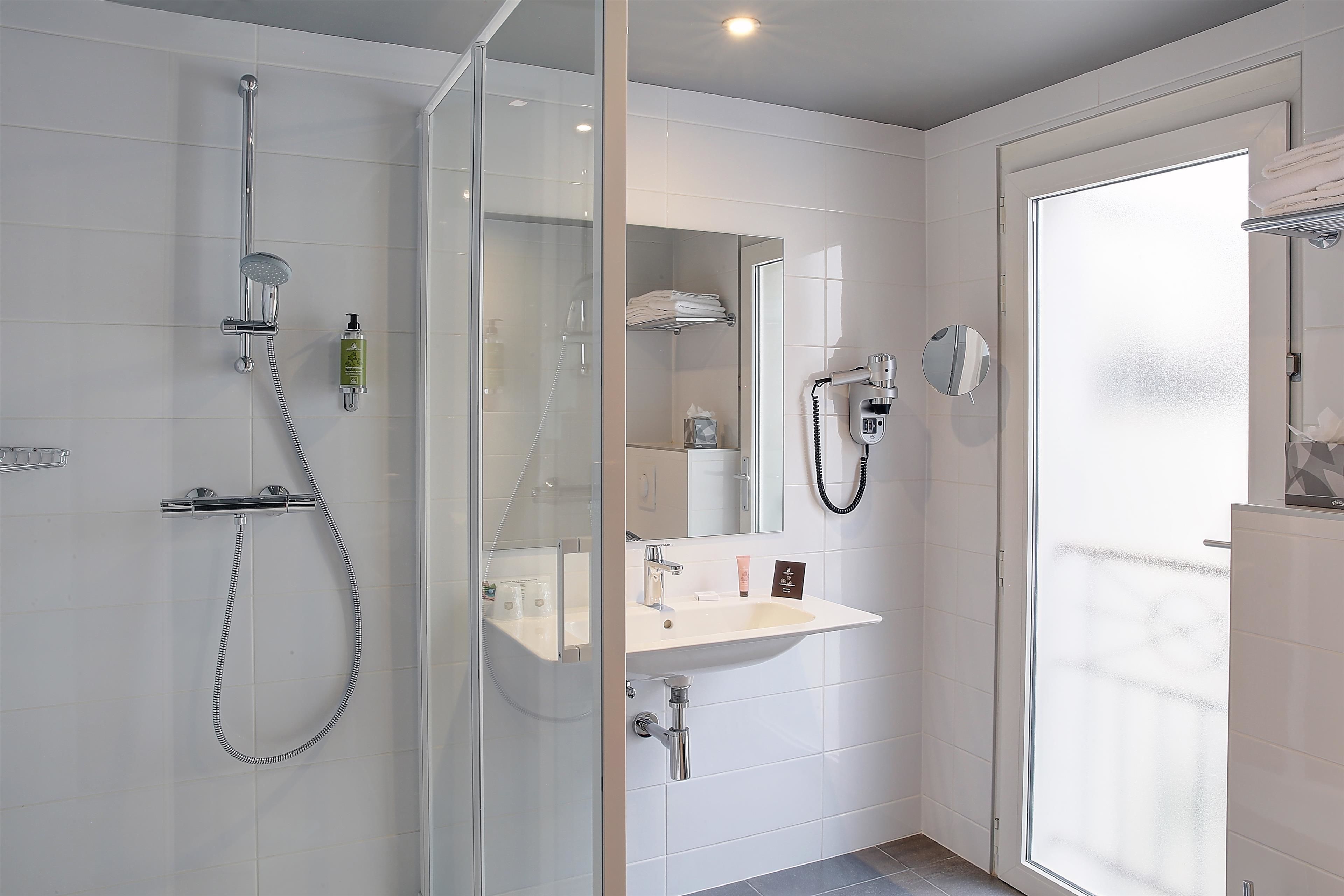 shower, free toiletries, hair dryer, towels