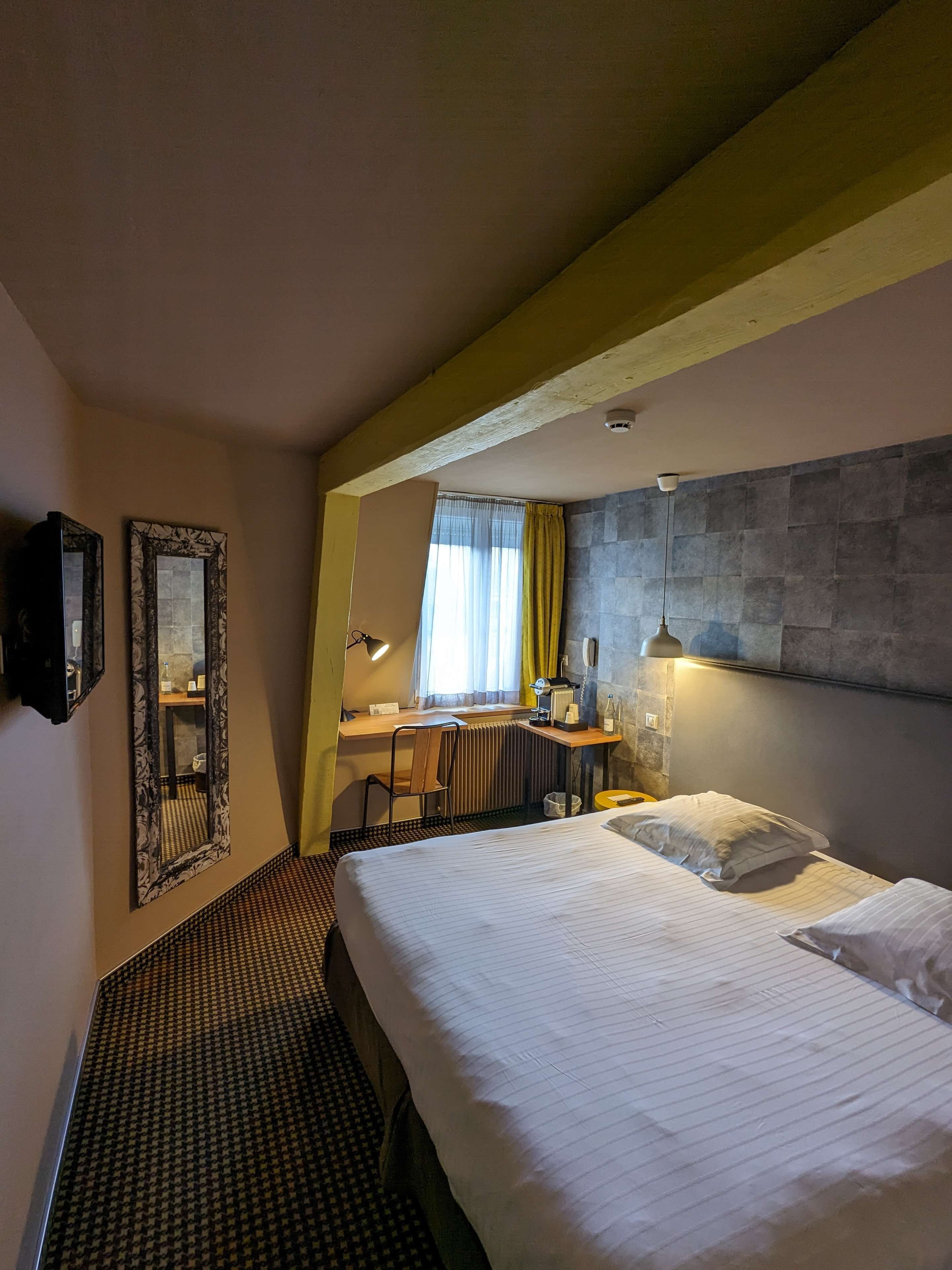 classic room, 1 queen bed, non smoking | 1 bedroom, premium bedding, in-room safe, desk