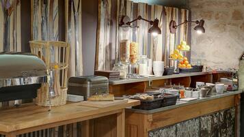 Se ofrece un desayuno bufé (16 EUR por persona)