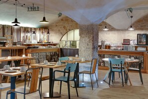 Daily buffet breakfast (EUR 16 per person) - Best Western Citadelle (Besancon)