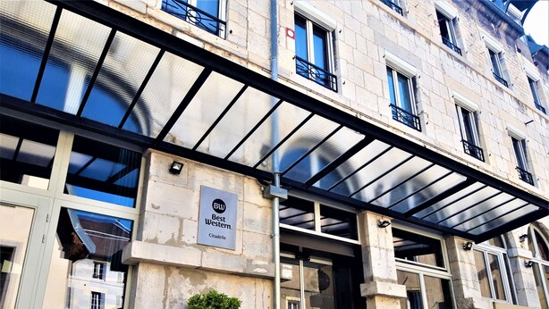 A hotel entrance with a sign reading "Best Western Citadelle."