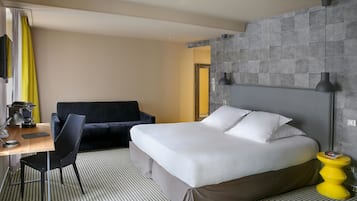 Bộ đồ giường cao cấp, két bảo mật tại phòng, bàn, màn/rèm cản sáng