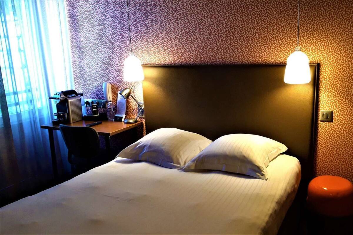 Premium bedding, in-room safe, desk, blackout drapes
