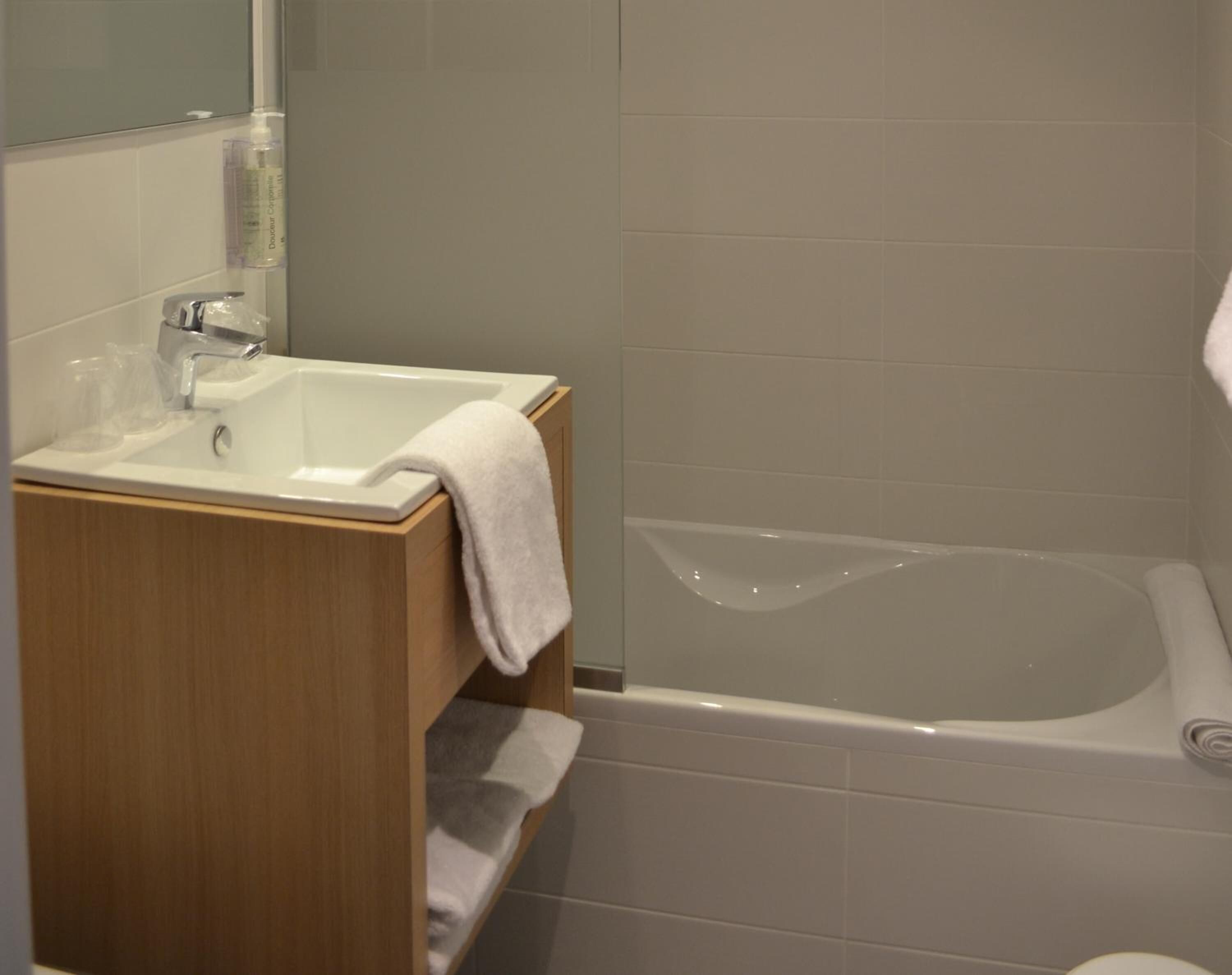 deep-soaking bathtub, towels