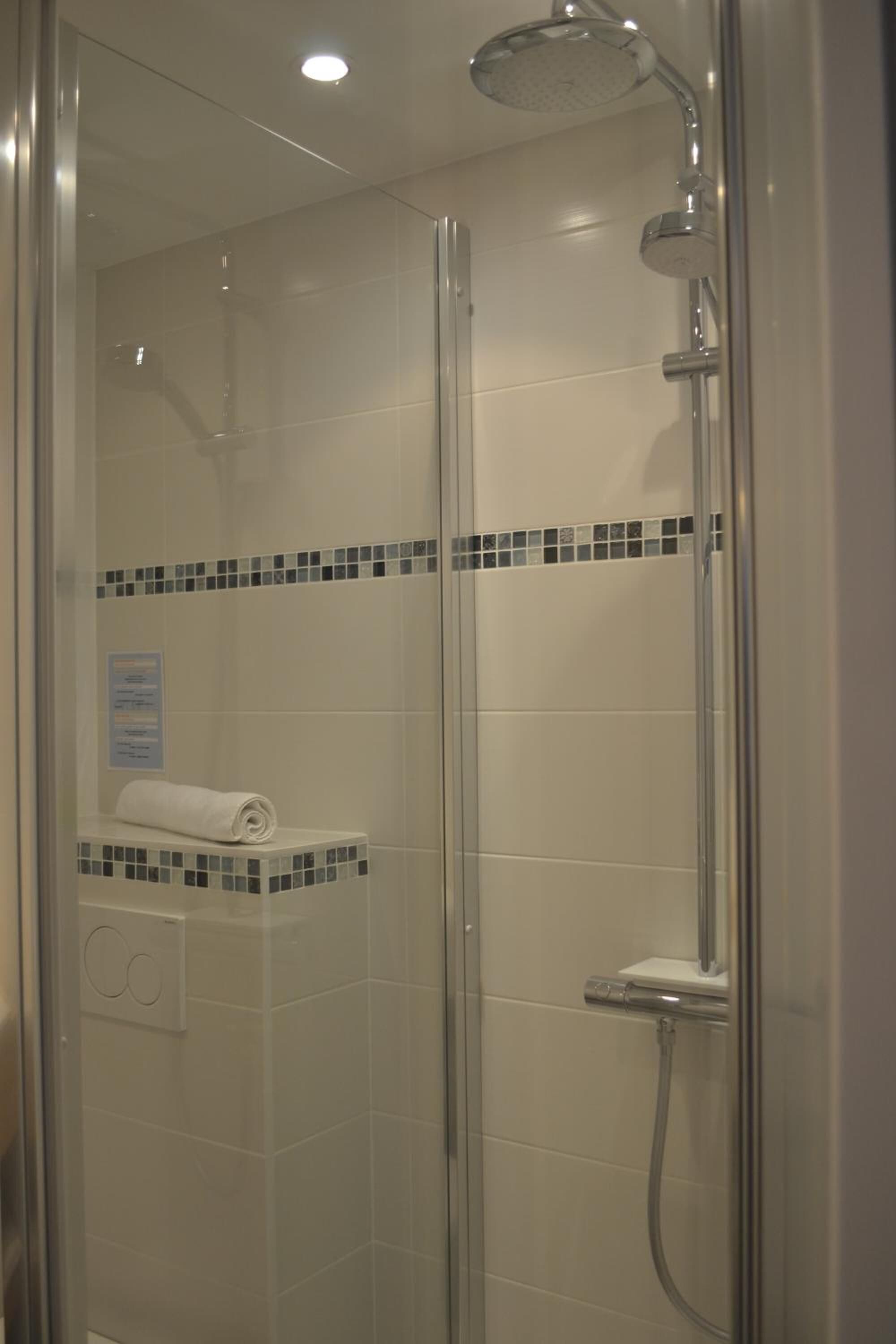 deep-soaking bathtub, towels