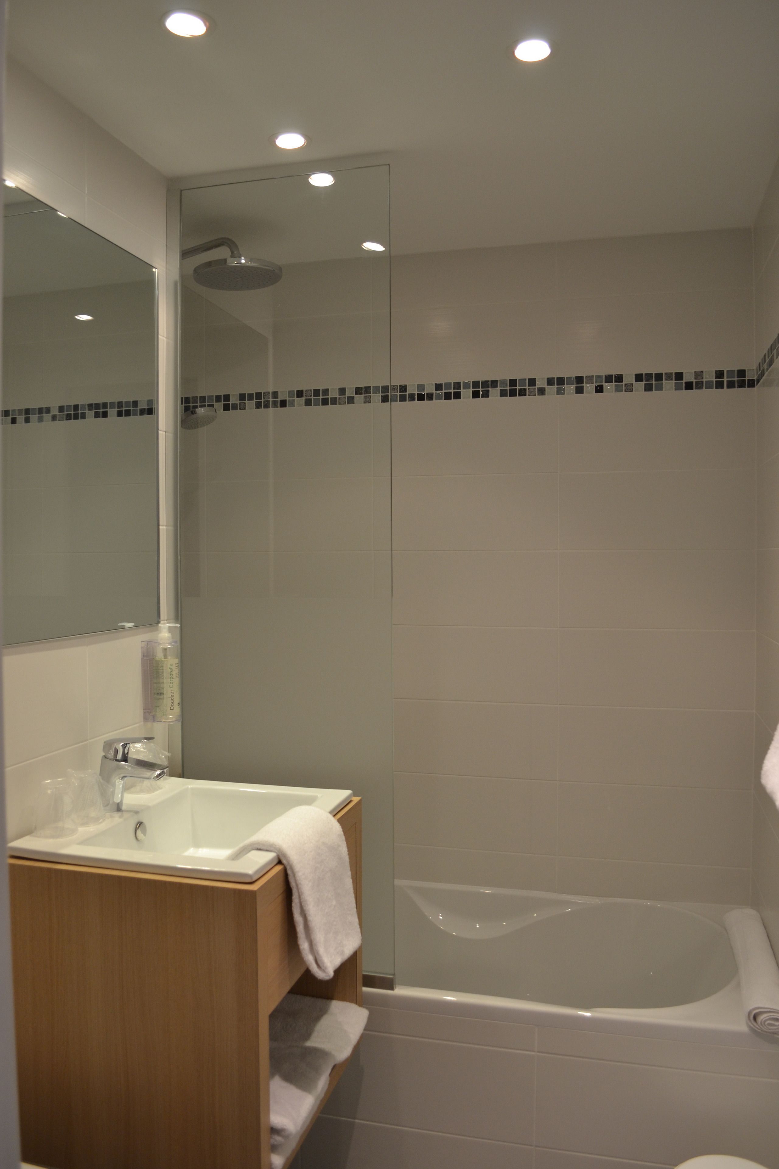 deep-soaking bathtub, towels