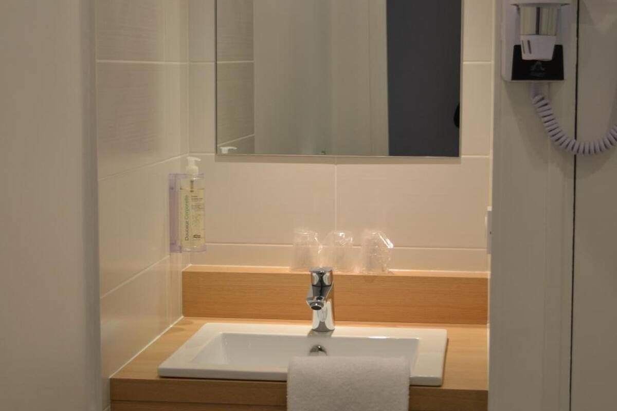 deep-soaking bathtub, towels