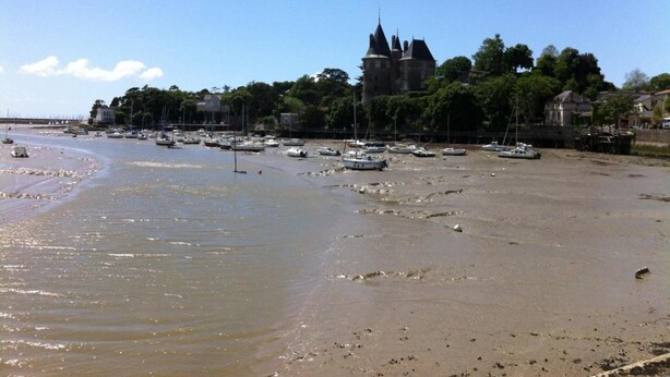 A beach with boats, a castle, and a clear sky. - Brit Hotel Les Alizés (Pornic)